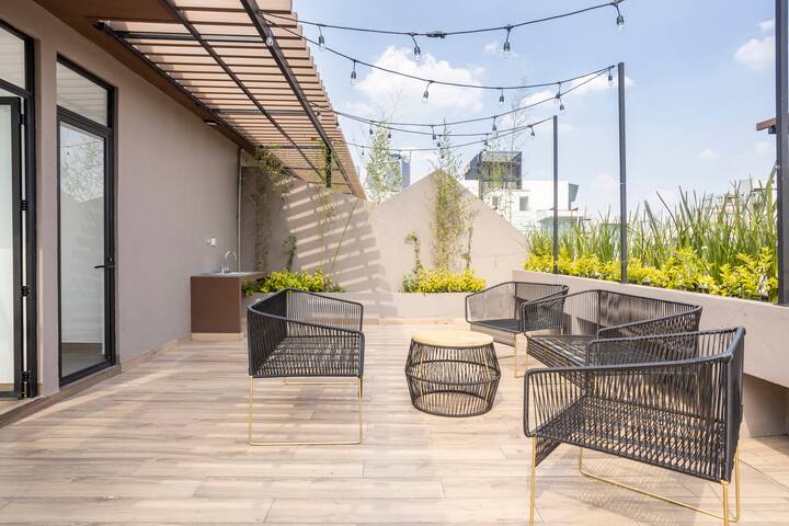 Condesa Gem: Stylish PH with Private Rooftop & Gym gallery image 5