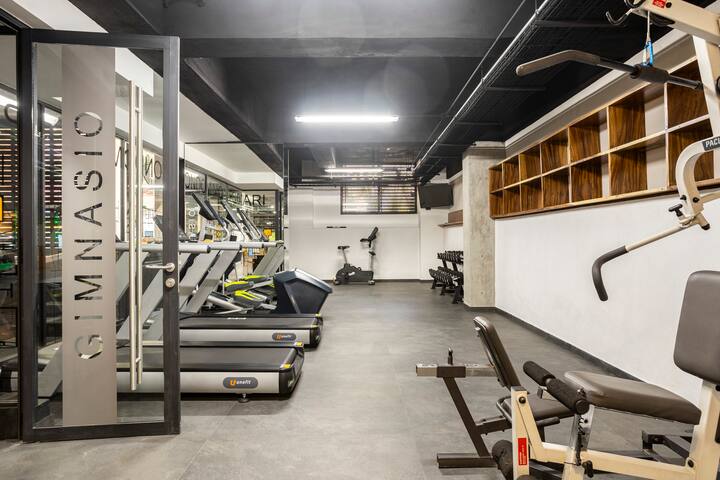 Condesa Gem: Stylish PH with Private Rooftop & Gym gallery image 3