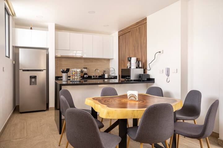 Condesa Gem: Stylish PH with Private Rooftop & Gym gallery image 2