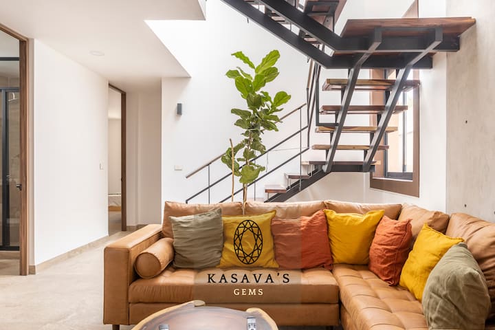 Condesa Gem: Stylish PH with Private Rooftop & Gym