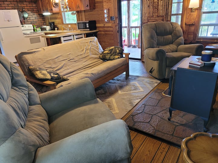 Მისაღებ ოთახს აქვს 2 საყრდენი და ფუტონი