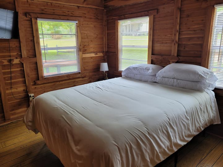 Წინა საძინებელი 152 × 203 სმ ზომის საწოლით