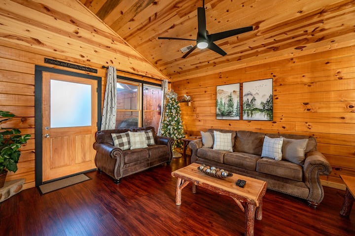 Perfect Location! W/ Theater, Arcade, Hot Tub - Pigeon Forge, TN