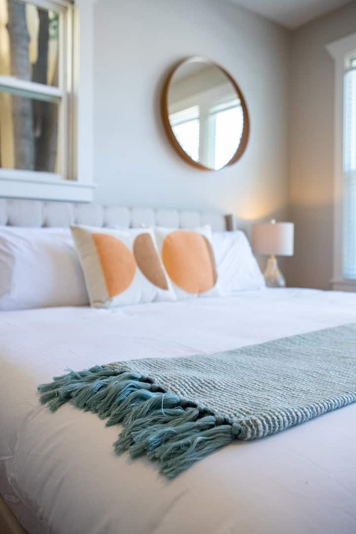 在我们舒适的加大双人床上睡个好觉