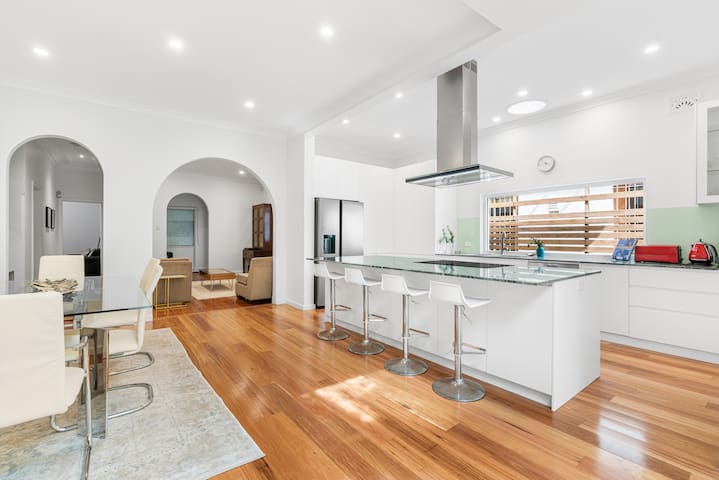 Family Beach House – spacious w yard AC car space