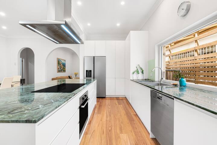 Family Beach House – spacious w yard AC car space gallery image 3