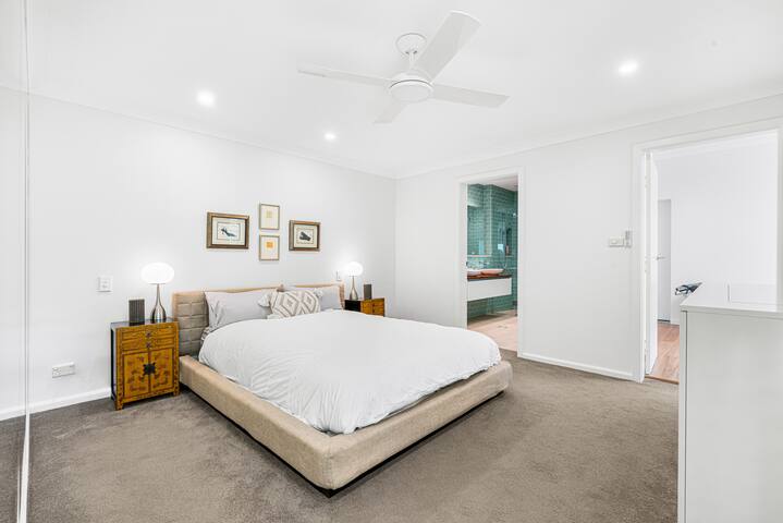 Family Beach House – spacious w yard AC car space gallery image 5