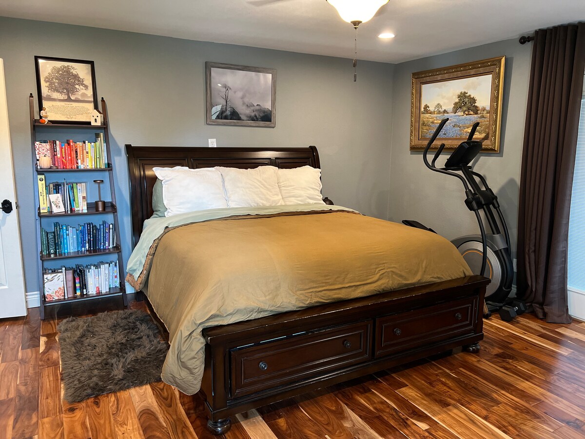 นอนหลับพักผ่อนบนเตียงขนาดคิงไซส์ที่สะดวกสบายของเราพร้อมเครื่องนอนระดับไฮเอนด์หลงหนังสือหรือดูทีวีบนทีวีความคมชัดสูง 70 นิ้วของเรา พยายามรักษารูปร่างใช่ไหม? ออกกำลังกายด้วยเครื่องเดินวงรีระดับไฮเอนด์!