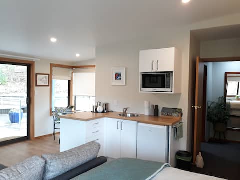 King-sized studio room in beautiful Havelock