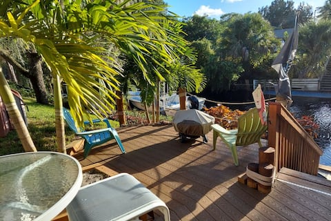 Beautiful Waterfront w/swim spa, tiki bar boatlift