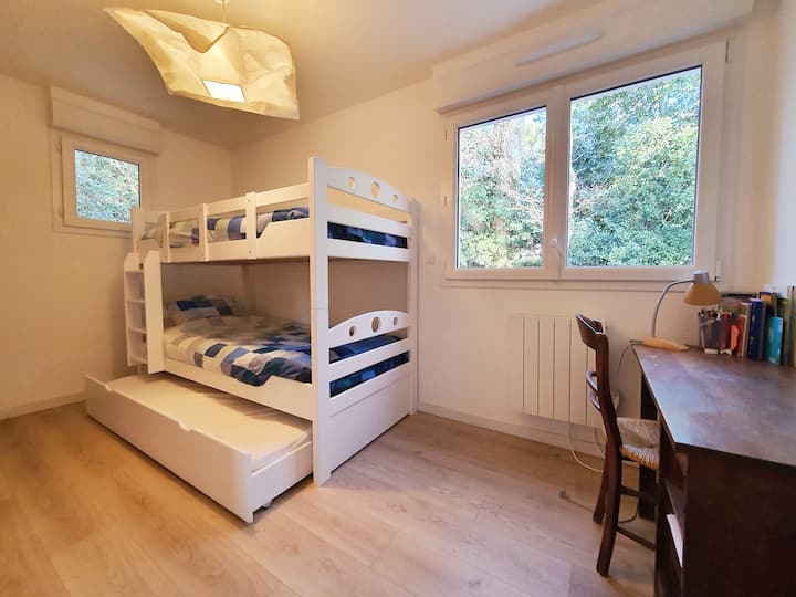 غرفة نوم واحدة #2 بسريرين بطابقين وسرير درج ثالث ، يطل على الجزء الخلفي من المنزل.