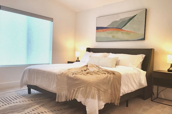 Dormitorio 2 de 3 
Cama tamaño king y TV inteligente