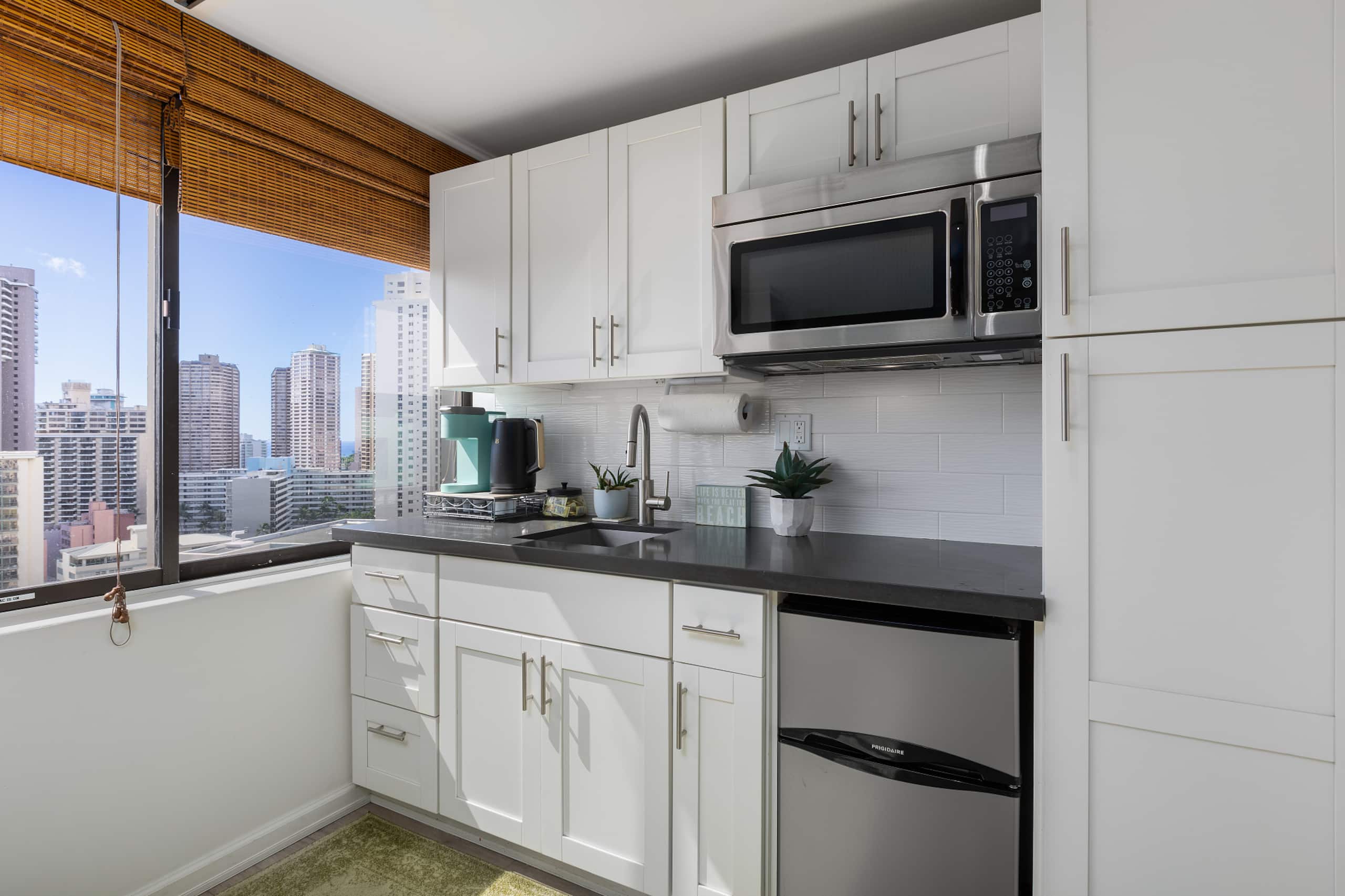 Condo in Honolulu · ★4.79 · Studio · 1 bed · 1 private bath - Image 10