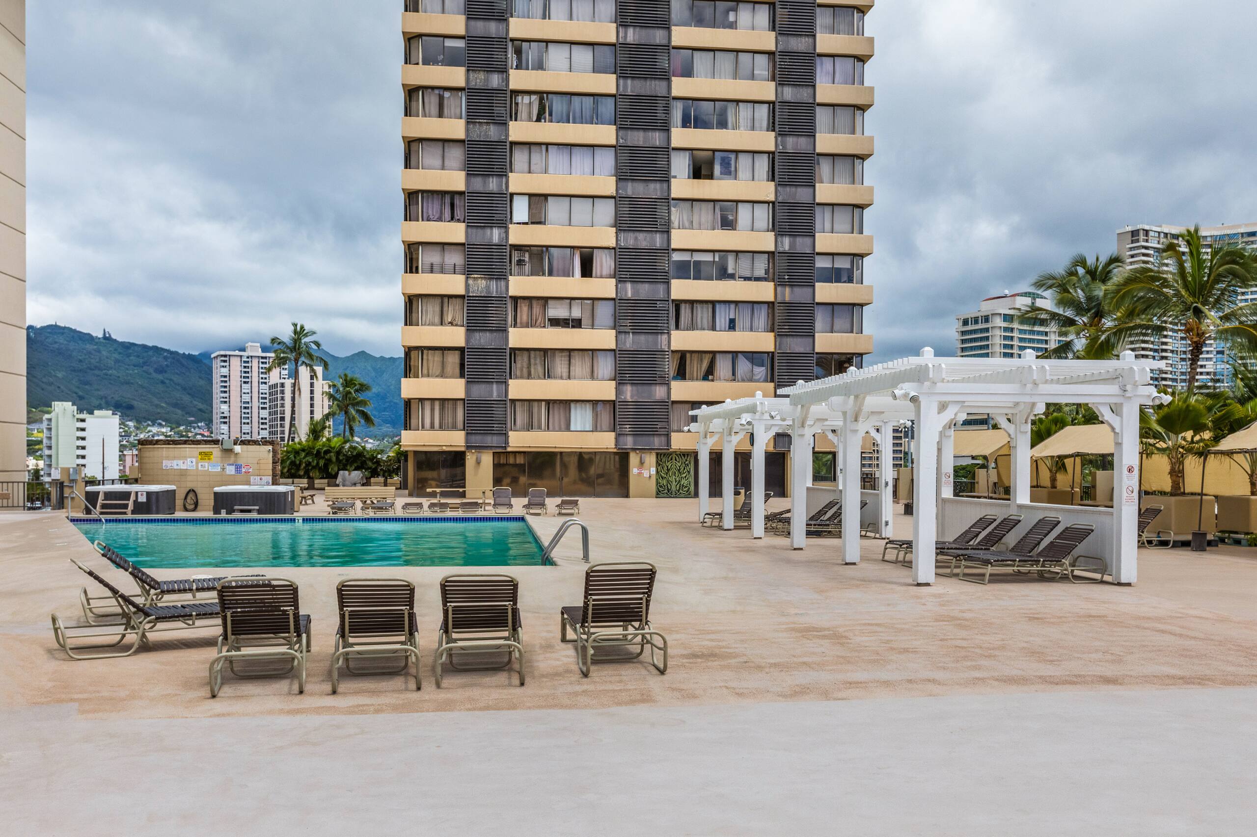 Condo in Honolulu · ★4.79 · Studio · 1 bed · 1 private bath - Image 32
