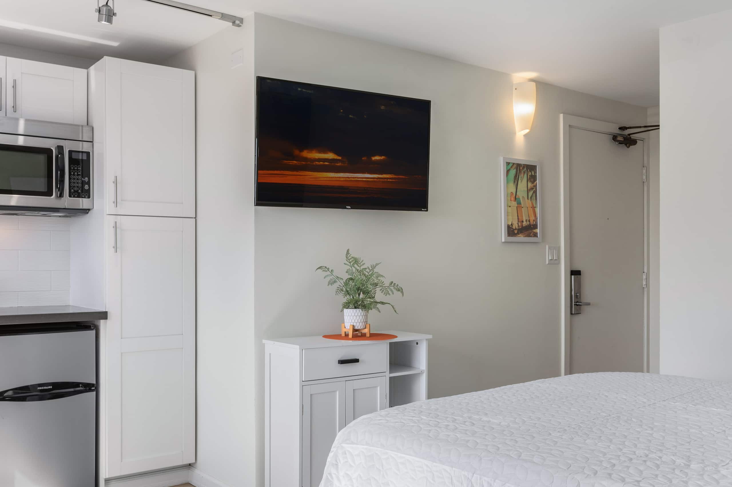 Condo in Honolulu · ★4.79 · Studio · 1 bed · 1 private bath - Image 3