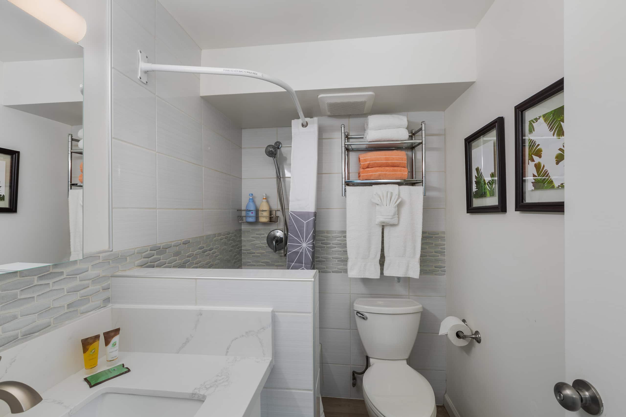 Condo in Honolulu · ★4.79 · Studio · 1 bed · 1 private bath - Image 12