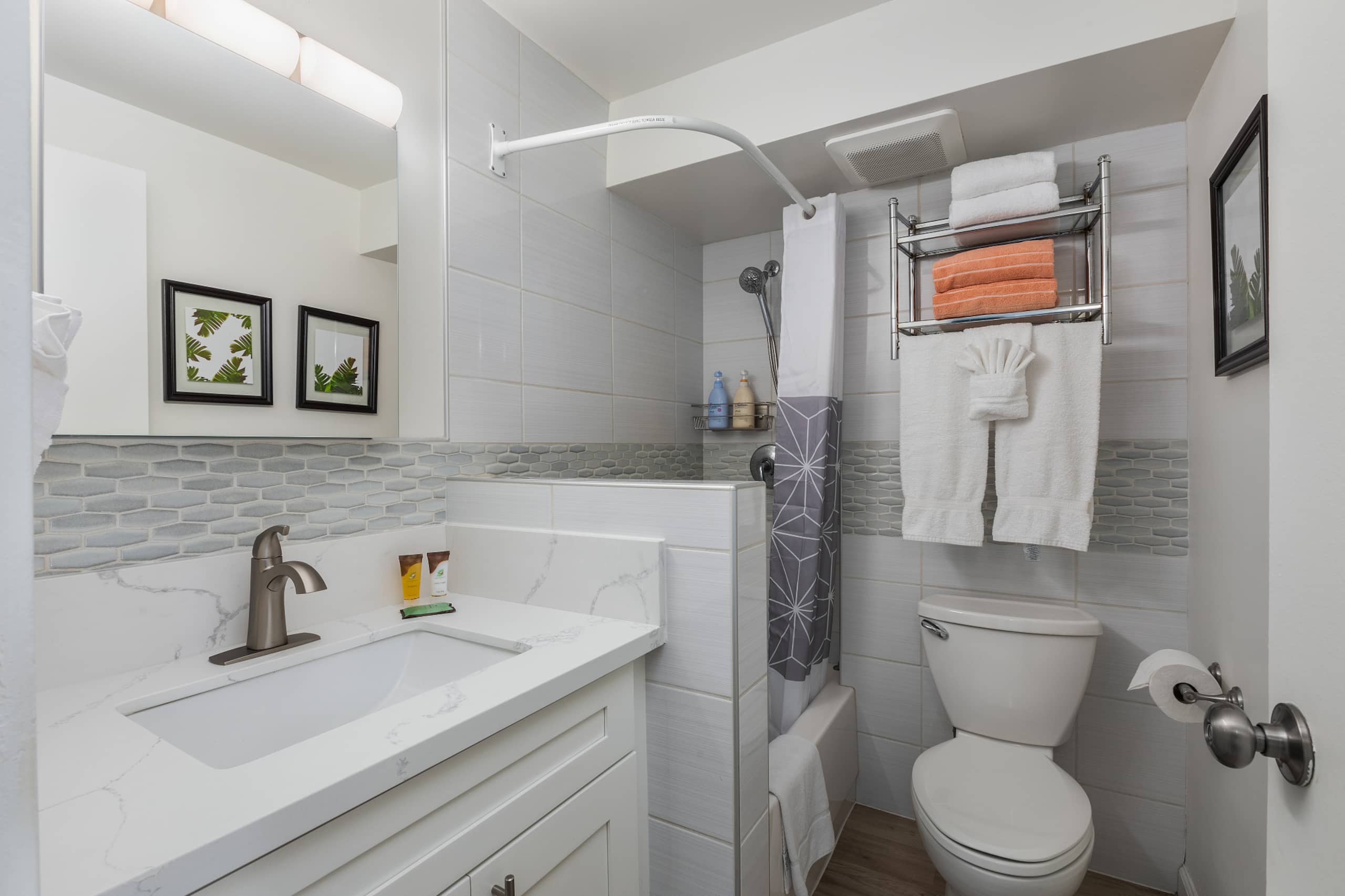 Condo in Honolulu · ★4.79 · Studio · 1 bed · 1 private bath - Image 13