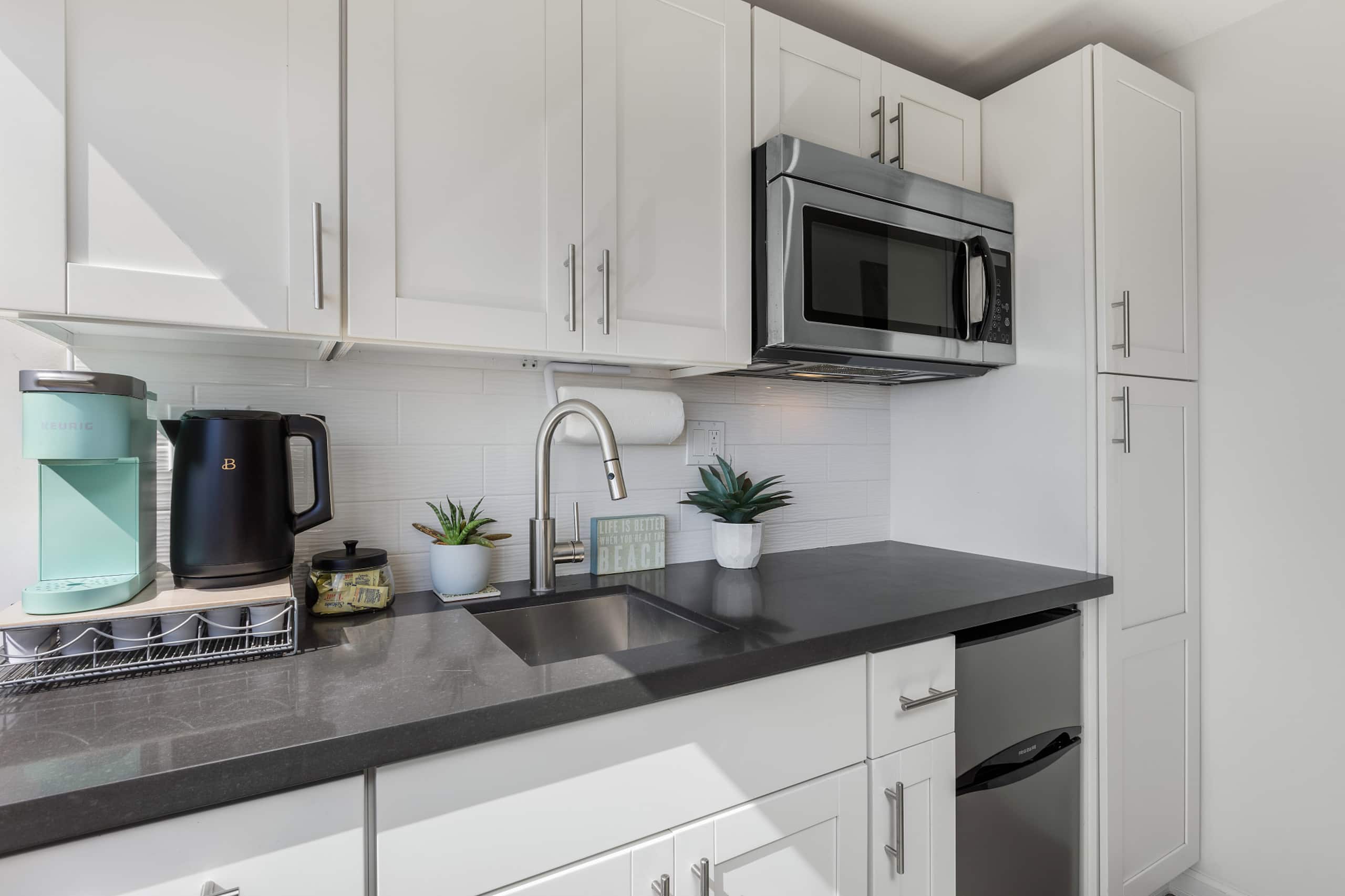 Condo in Honolulu · ★4.79 · Studio · 1 bed · 1 private bath - Image 11