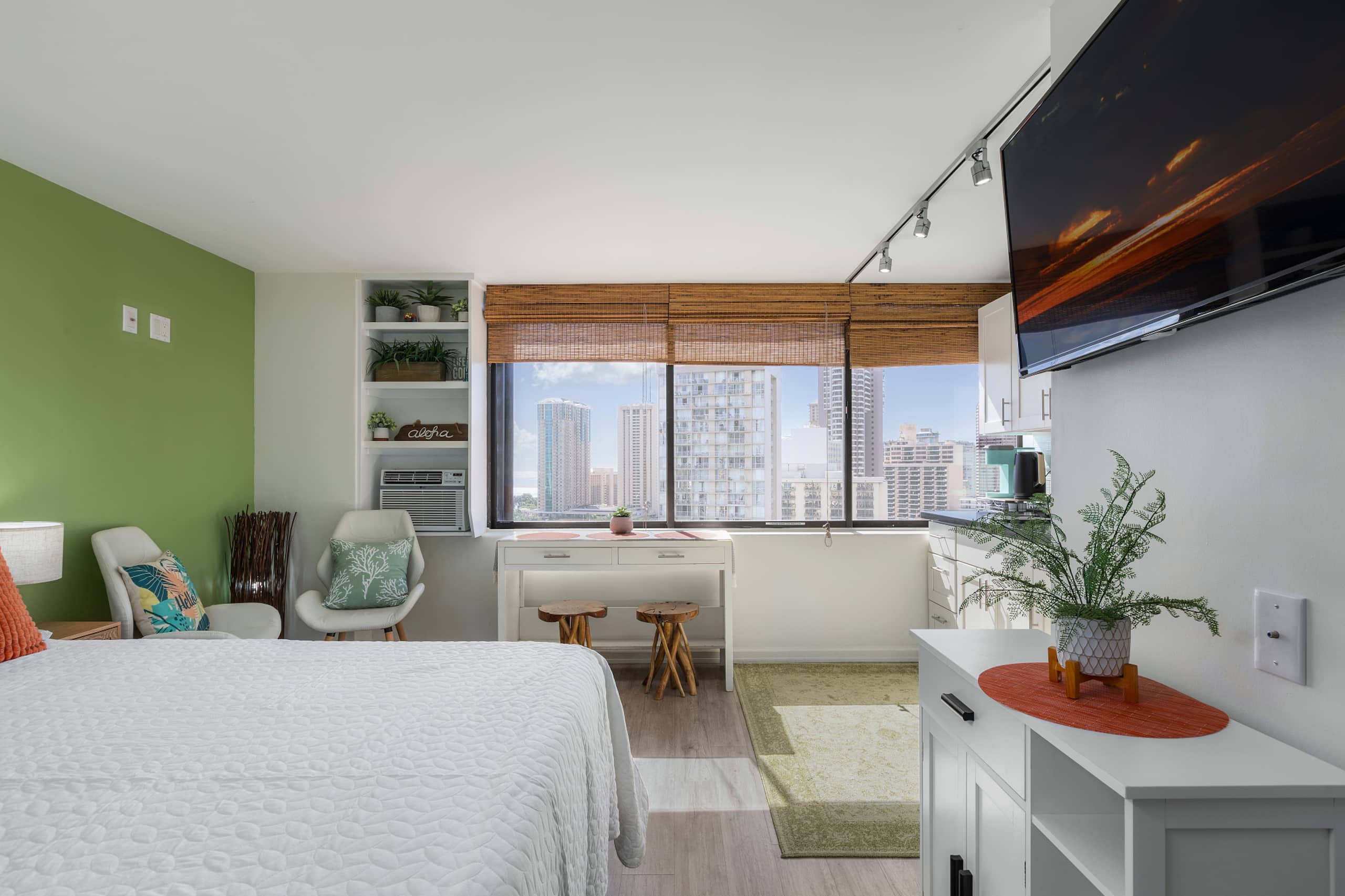 Condo in Honolulu · ★4.79 · Studio · 1 bed · 1 private bath - Image 1