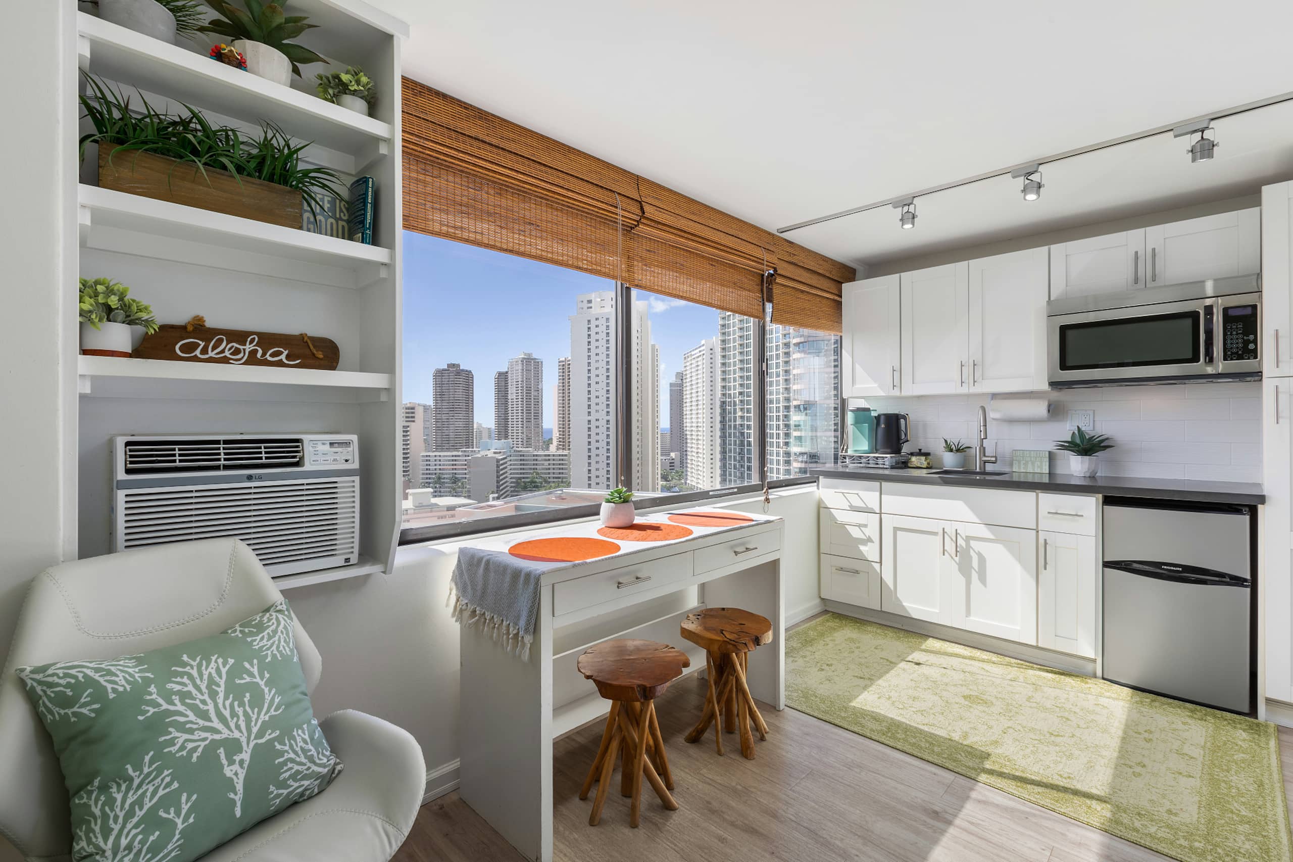 Condo in Honolulu · ★4.79 · Studio · 1 bed · 1 private bath - Image 7