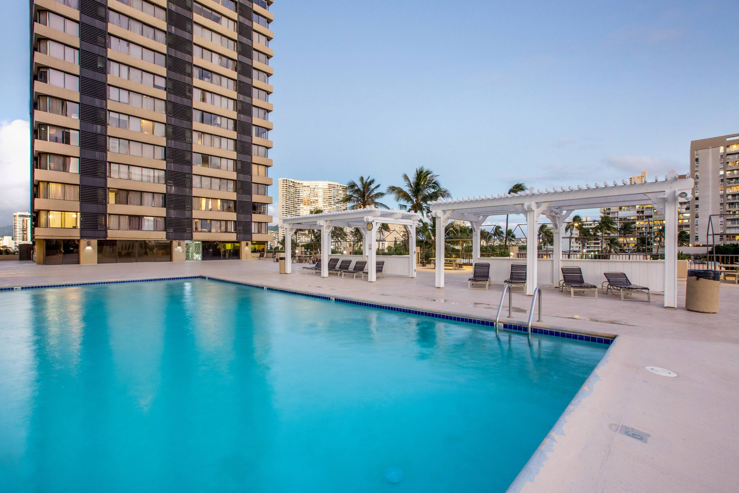 Condo in Honolulu · ★4.79 · Studio · 1 bed · 1 private bath - Image 15
