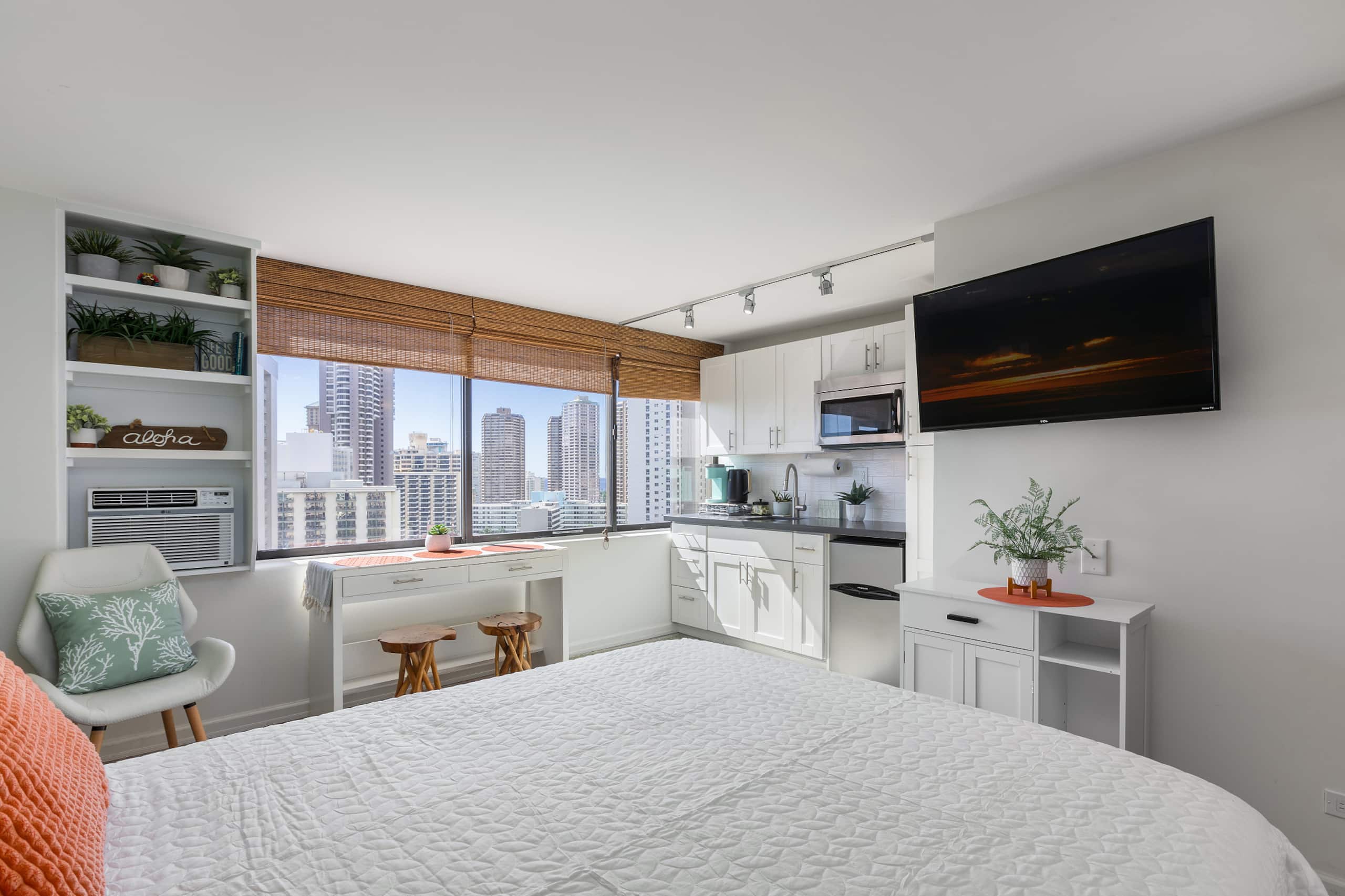 Condo in Honolulu · ★4.79 · Studio · 1 bed · 1 private bath - Image 2