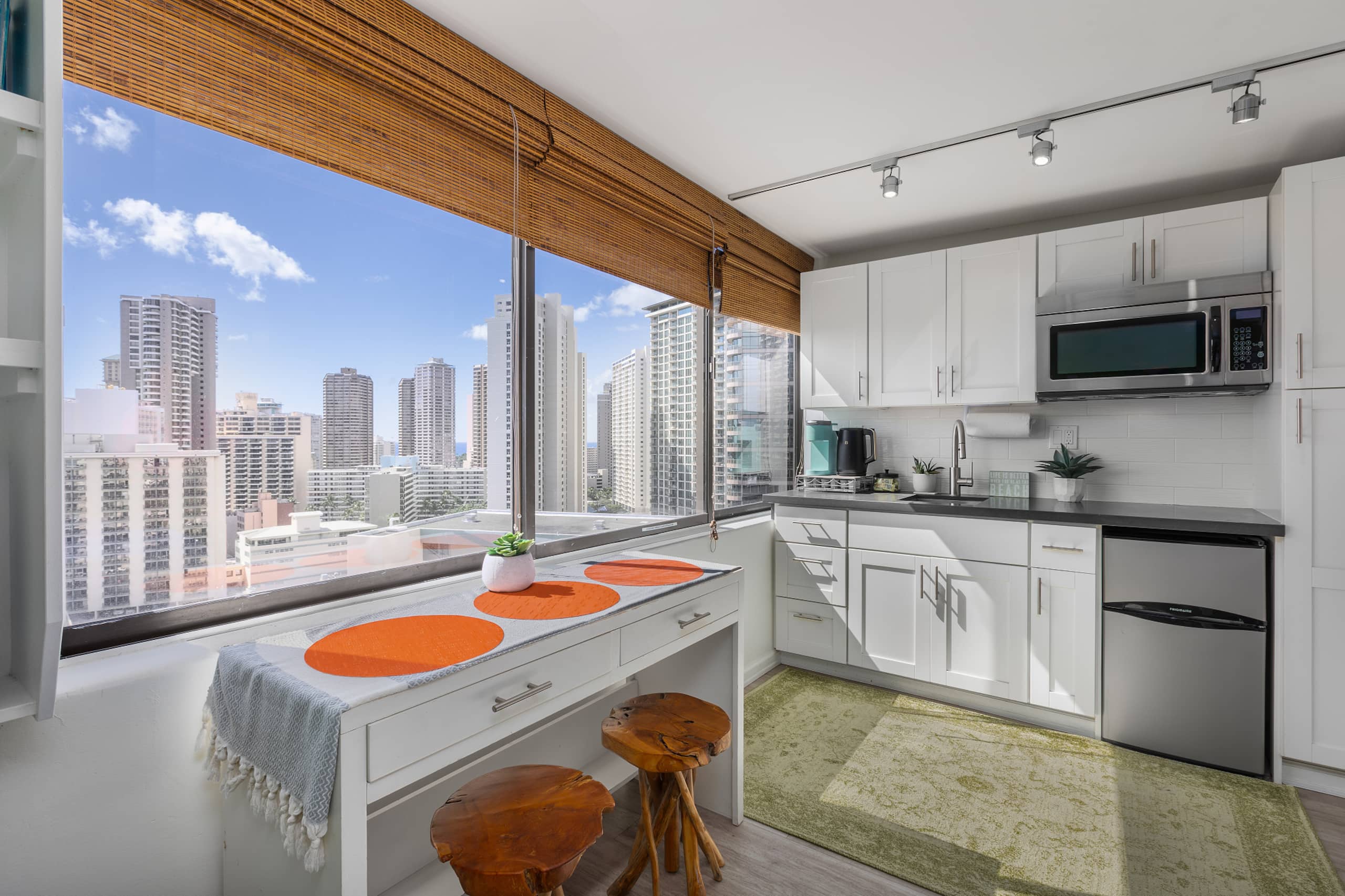 Condo in Honolulu · ★4.79 · Studio · 1 bed · 1 private bath - Image 8