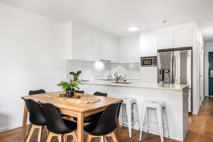 Renovated 2 bedroom poolside apartment gallery image 4