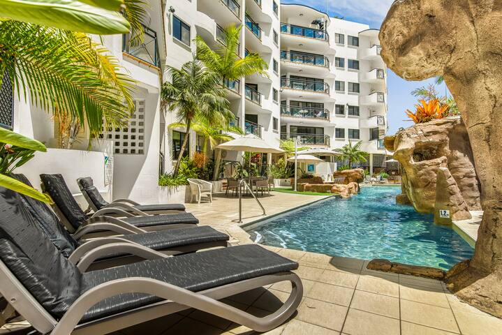 Renovated 2 bedroom poolside apartment
