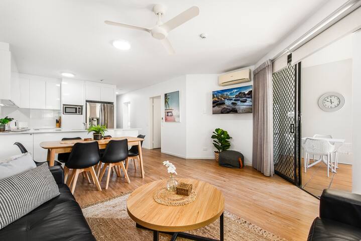 Renovated 2 bedroom poolside apartment gallery image 5