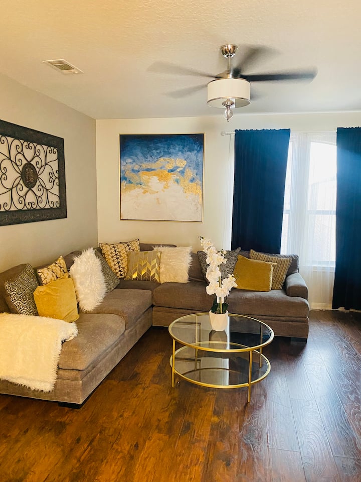 Spacious 5br • 7 Queen Beds • 2 Living Areas - Houston, TX