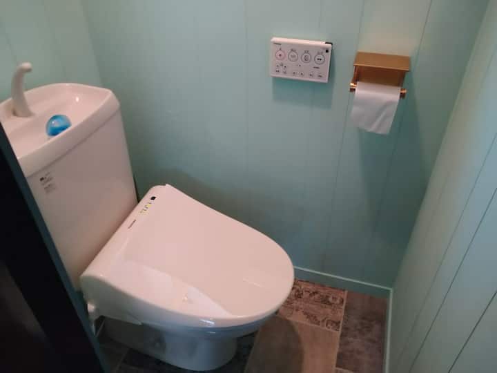 アメニティは、昭和トイレで改装されました。壁の色を塗り直し、イメージを変えてみました。

DIYの様子はホームページでも紹介しています。「立山Bettei Life DIY」。

作りは古く、大柄の人には少し窮屈かもしれません。