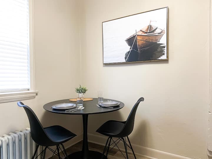 Lovely 1 Bedroom Downtown Apartment Queen Bed Apartments for Rent