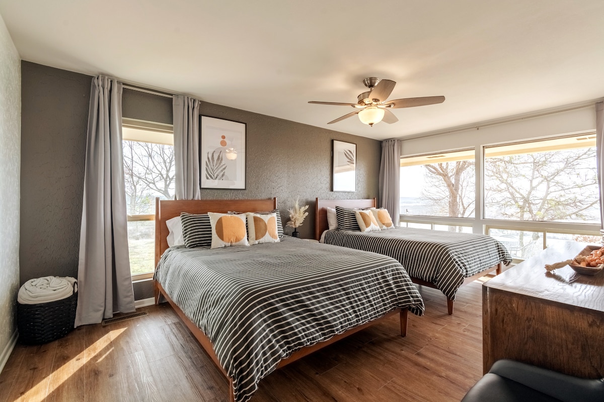 Estas camas son muy cómodas y el dormitorio ofrece mucho espacio para 4 huéspedes y vistas a las vistas.