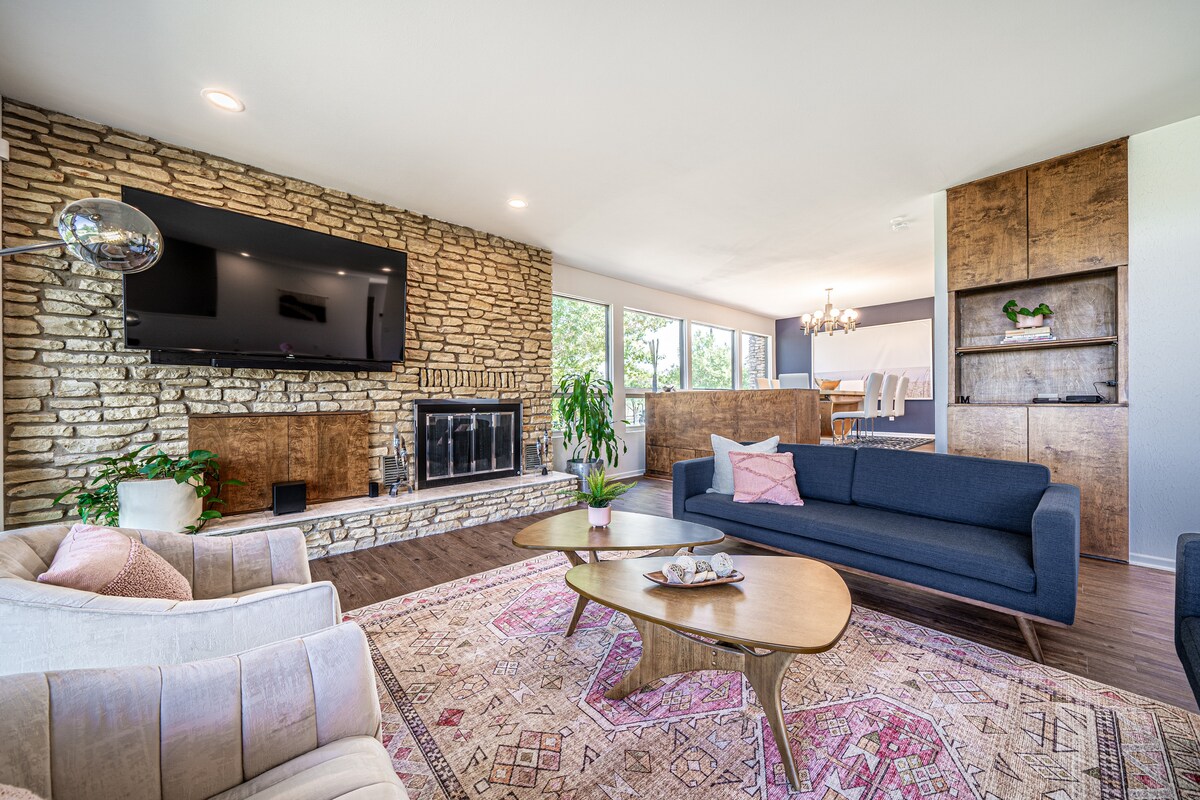 La elegante sala de estar con impresionantes vistas te da la bienvenida para disfrutar del tiempo juntos en esta casa personalizada renovada.