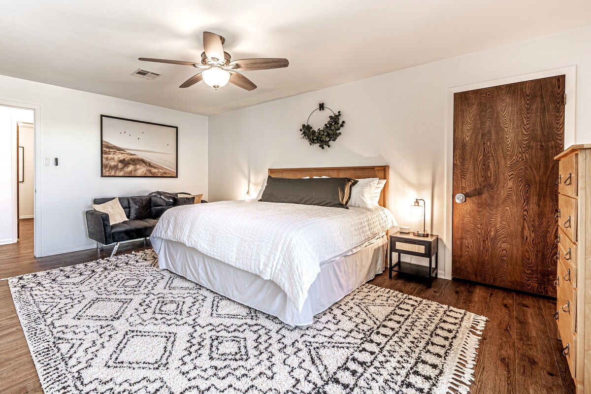 El dormitorio principal cuenta con una cama tamaño king con hermosas vistas a la propiedad. 