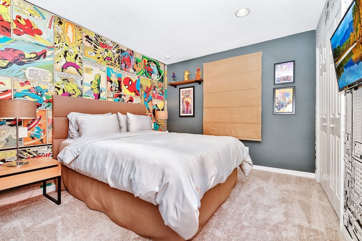 Marvel-Themed Bedroom with/Queen-ის ზომის საწოლი და ბრტყელეკრანიანი Roku TV