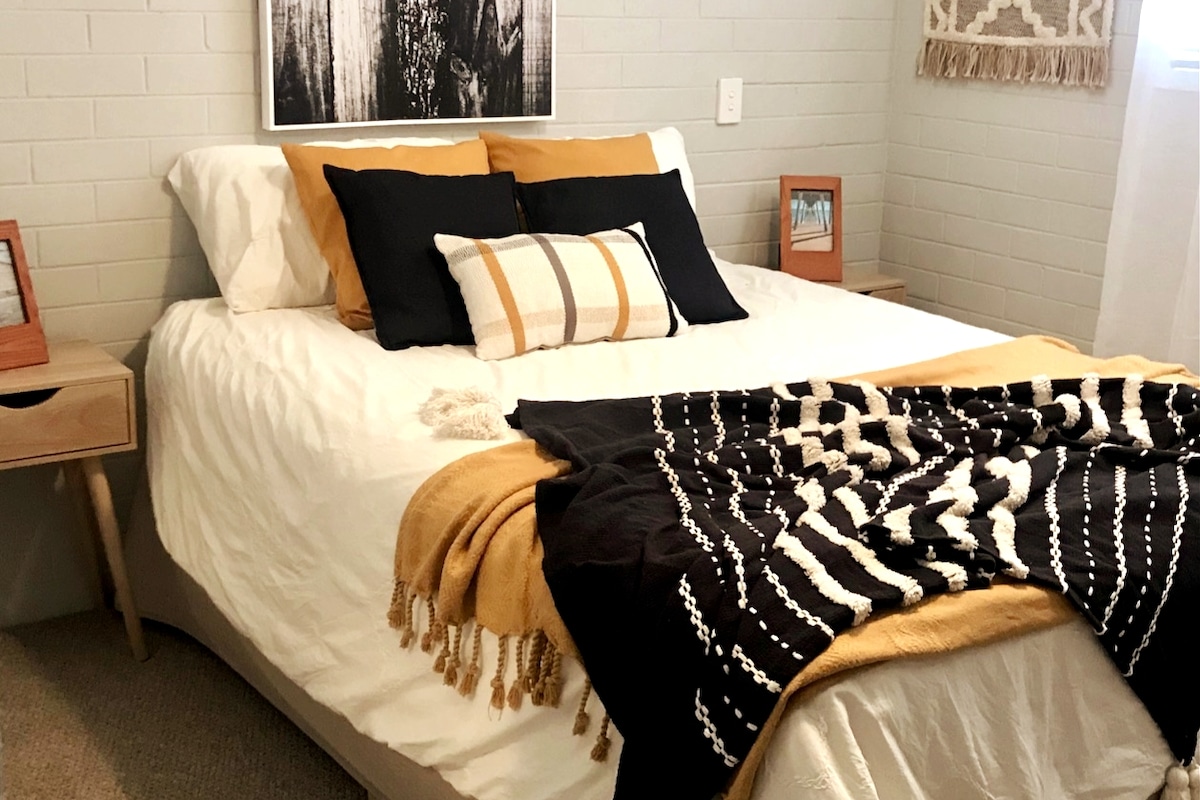 Უკან საძინებელი 152 × 203 სმ საწოლით