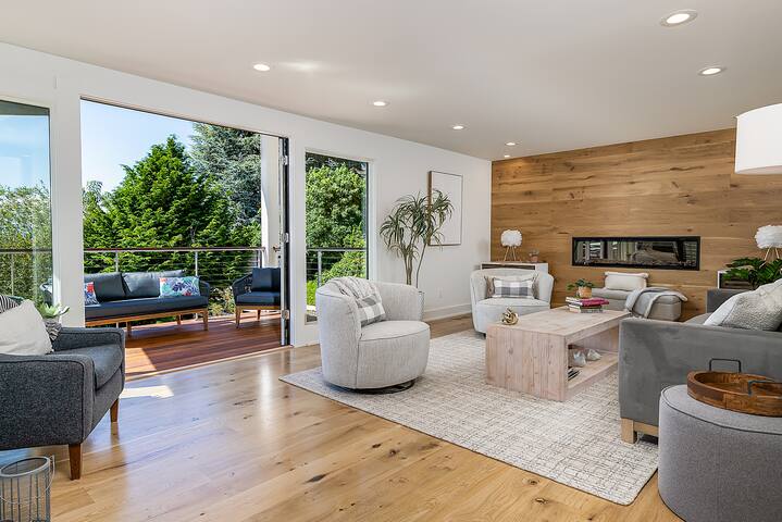 New Seattle Luxe Home with Stunning Ocean Views! gallery image 3