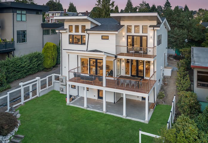 New Seattle Luxe Home with Stunning Ocean Views! gallery image 2