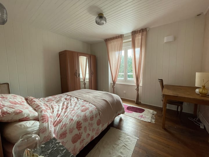 Spálňa s manželskou posteľou. Výhľad do záhrady.