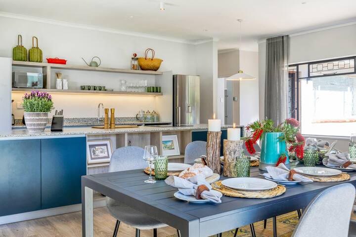 Cheerful 4 bedroom home with pool. gallery image 2