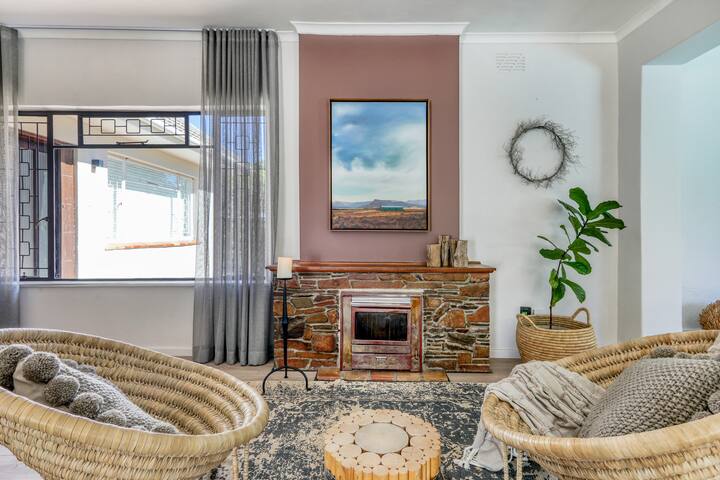 Cheerful 4 bedroom home with pool. gallery image 5