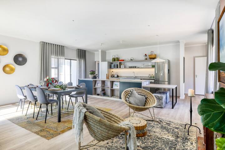 Cheerful 4 bedroom home with pool. gallery image 4