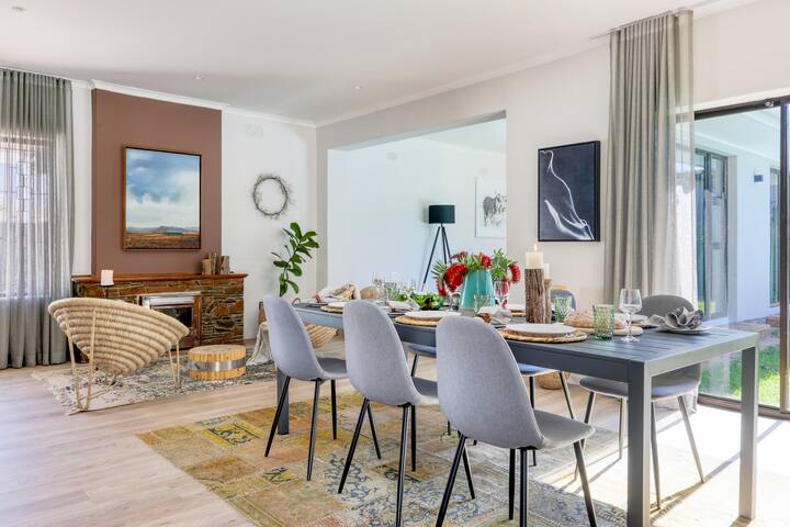 Cheerful 4 bedroom home with pool. gallery image 3