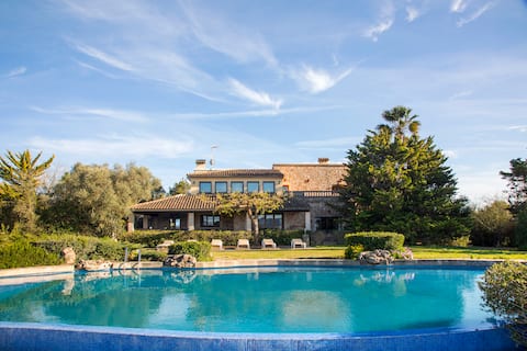 Country house with fantastic views and large pool