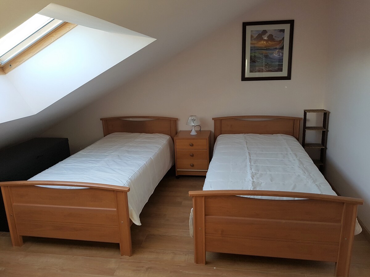 Dormitorio 2 camas 90 x 190. Esquina de escritorio