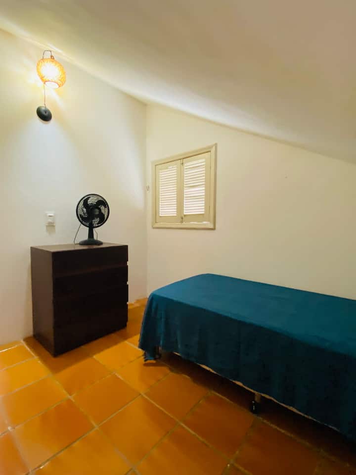 Habitación 4: ventilador de mesa individual. 