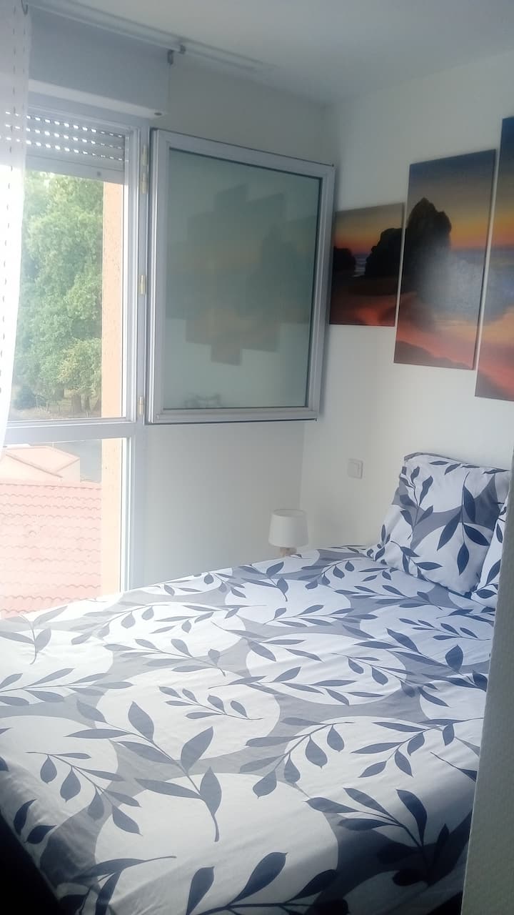 Dormitorio con cama de 140