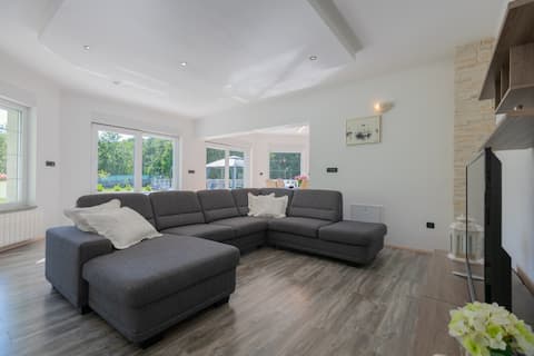 Popular Airbnb listing: Holiday home - FourM in Općina Podbablje